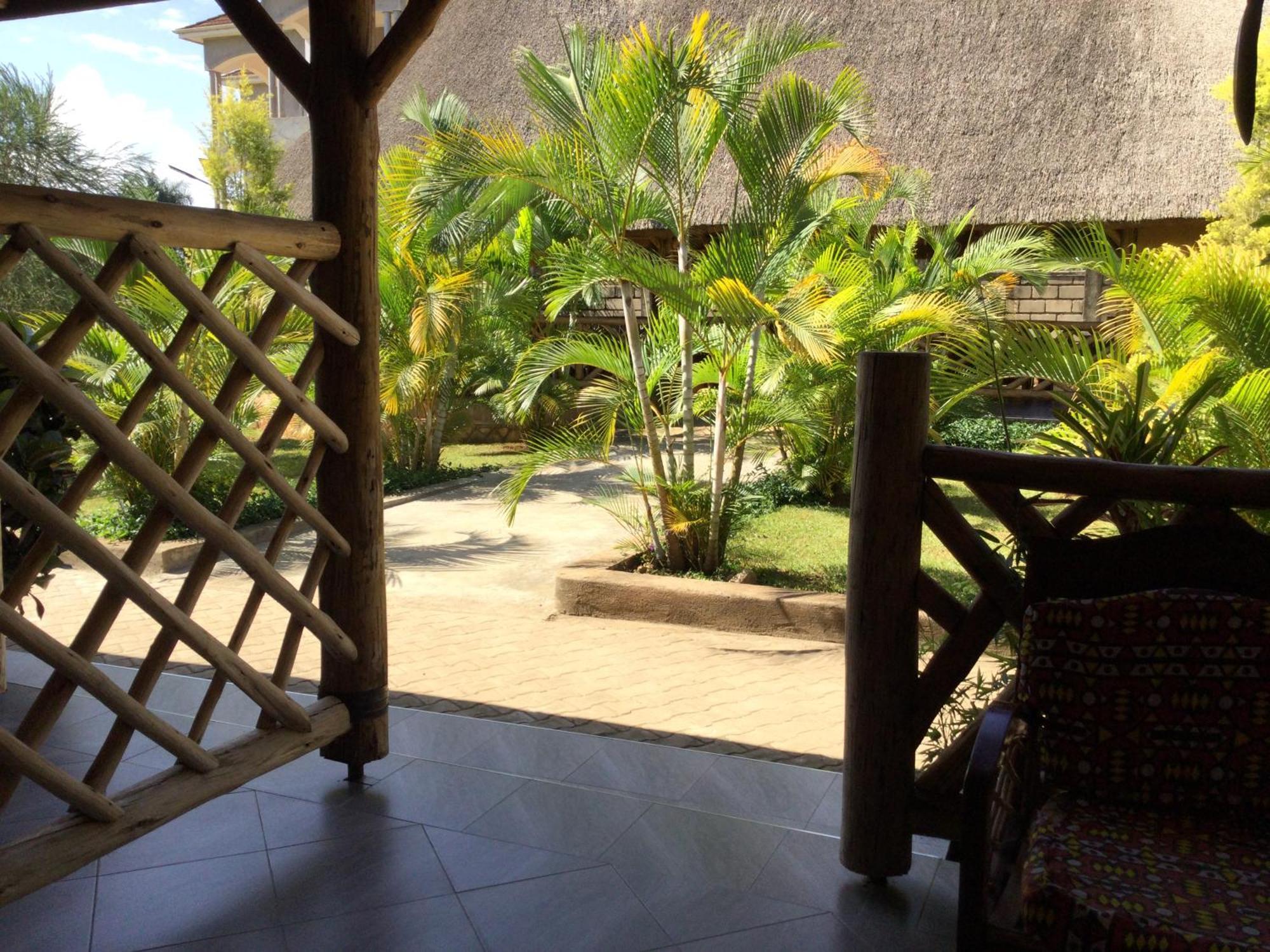 African Roots Guesthouse 恩德培 外观 照片