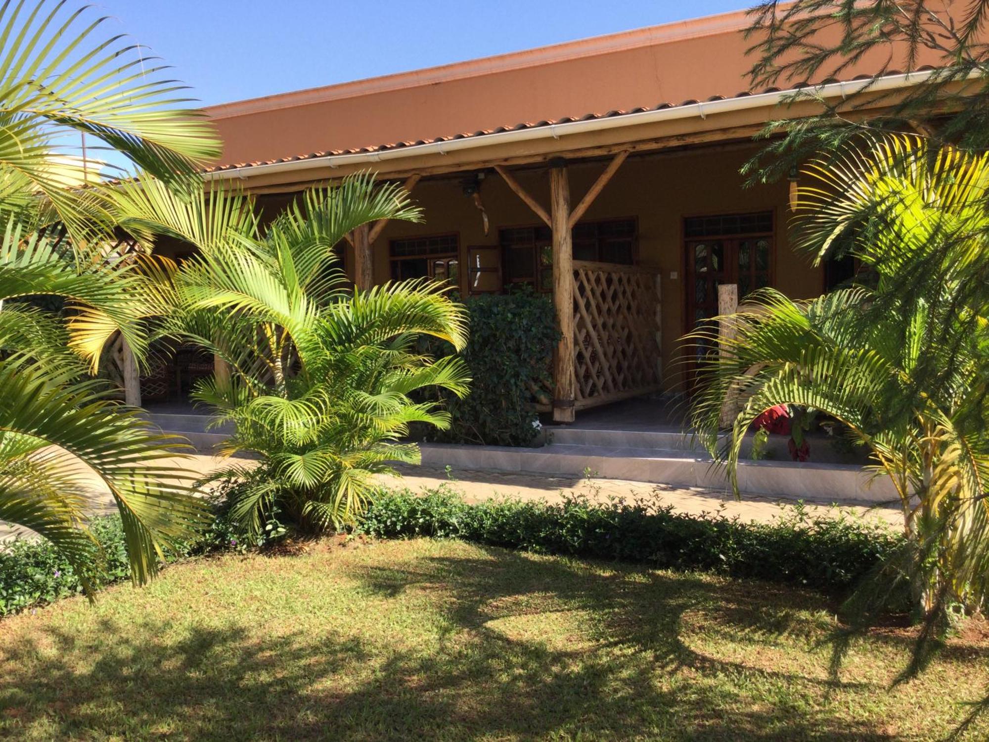 African Roots Guesthouse 恩德培 外观 照片